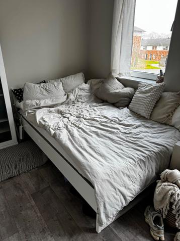 Gratis - Wit bedframe inclusief matras en topper