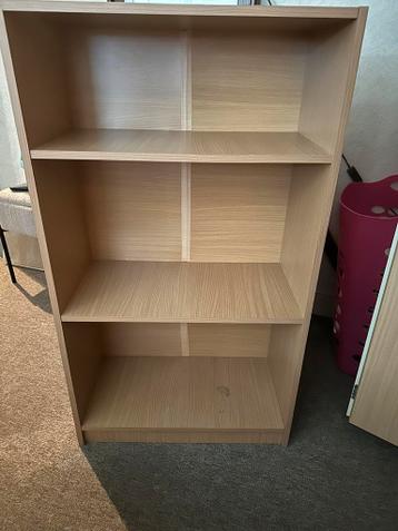 Boekenkast en spiegel