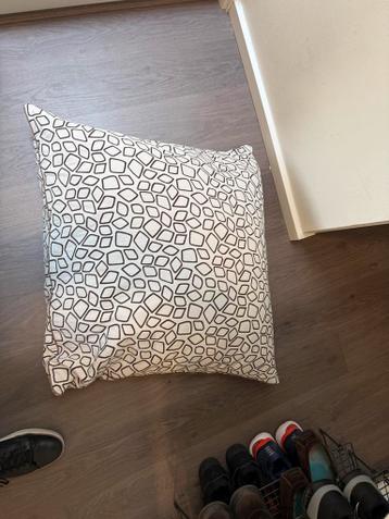 Twee decoratieve kussens met uniek patroon