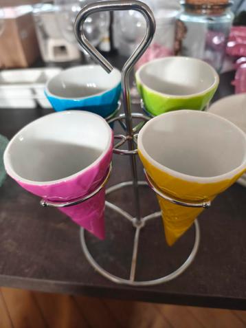 Kleurrijke ijshorentjes in standaard