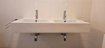 Dubbele wastafel met kranen en afvoeren