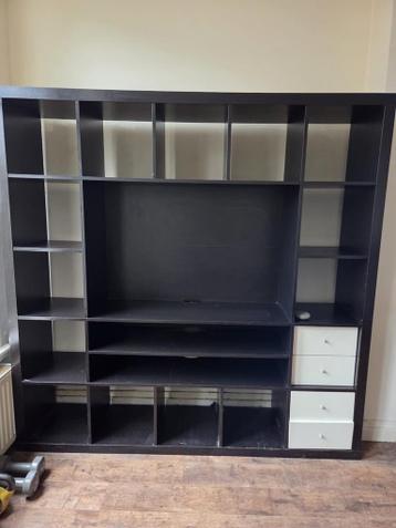 Donkerbruine tv-kast met witte lades