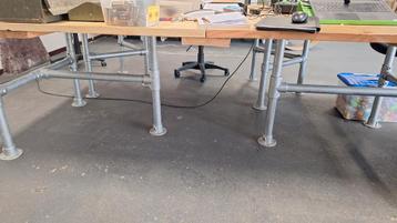 GRATIS OPHALEN- 2 houten tafels, onderstel van steigerbuizen