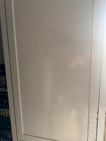 Inbouwkoelkast met wit hout