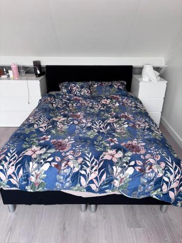 GRATIS 140-200 boxspring bed + topper en molton