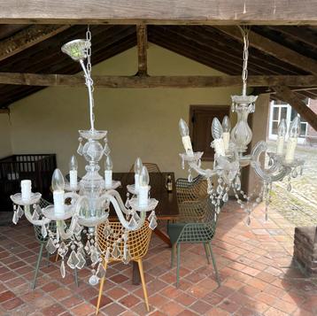 Twee kroonluchters met kristallen hangers. GRATIS