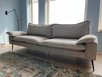 Ruime grijze 2-zitsbank