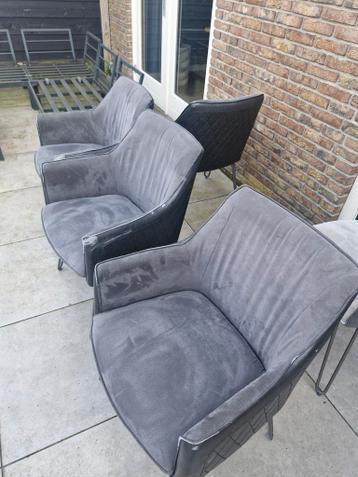 Set van 4 grijze stoelen met lichte beschadigingen