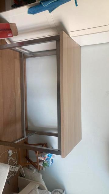 Hoge tafel met twee krukken