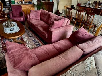 twee- en driezitsbanken, 1 fauteuil  in roze stof