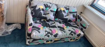 Comfortabele slaapbank met kleurrijk patroon