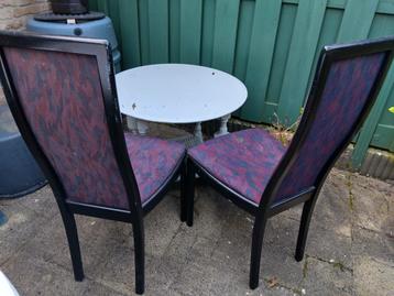 Houten tafel en 2 stoelen gratis at te halen in Zoetermeer.