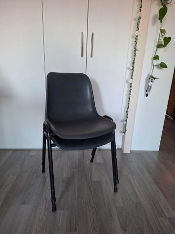 Stoel 4 stuks GRATIS