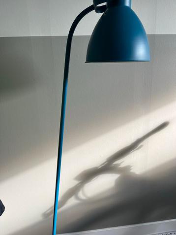 blauwe staande lamp