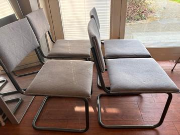 Gratis; Set van 4 grijze stoelen met stoffen bekleding