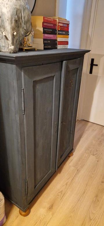 Oude houten kast - grijs geverfd, brocant