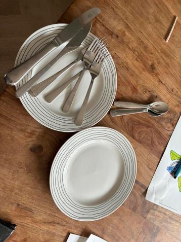 Bordjes en bestek over van straat bbq