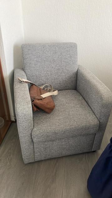 Gratis af te halen twee keurige stoeltjes