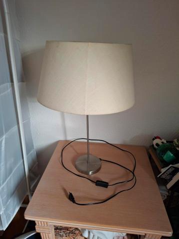 Gratis tafellamp met crèmekleurige lampenkap