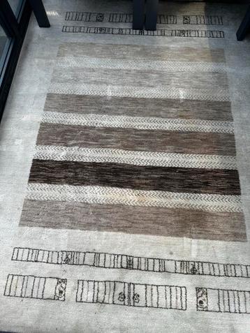 Tapijt met strepen en patronen