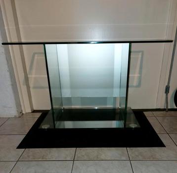 Gratis tv meubel van glas.