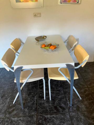 Keuken eettafel met 4 kunststof stoelen