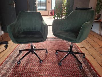 Twee groene Jack en Alice bureaustoelen