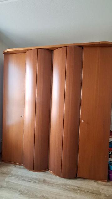 Mooie 4 deurs kledingkast