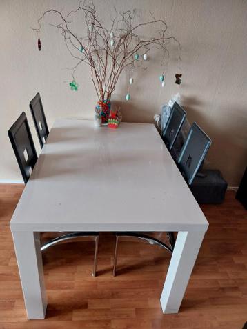 Hoogglans eettafel gratis