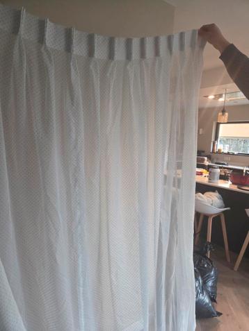 Gratis - Inbetween gordijnen wit/blauwe stip (2x 1.28x2.59m)