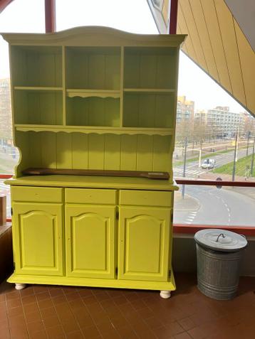 Groene buffetkast met open vakken en lades