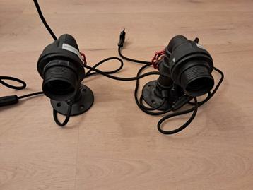 Twee industriële wandlampen