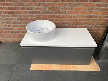 Gratis af te halen Badkamermeubel met waskom en onderkast