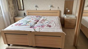 Senioren bed met nachtkastjes en kledingkast