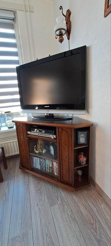 Eikenhouten tv hoekkast