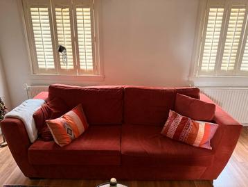 Oranje bank met drie zitplaatsen