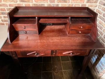 GRATIS Klassiek houten bureau met opbouw en lades