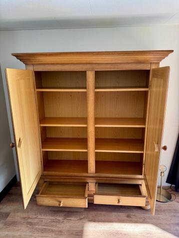 Mooie degelijke houten kast met lades en opbergruimte
