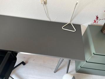 Gratis afhalen: Grijs bureau 200x60x80 cm met Ikea poten