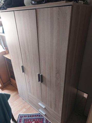 Ruime kledingkast met lades en hangruimte