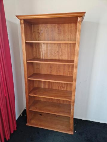 Grenen boekenkast. Gratis af te halen.