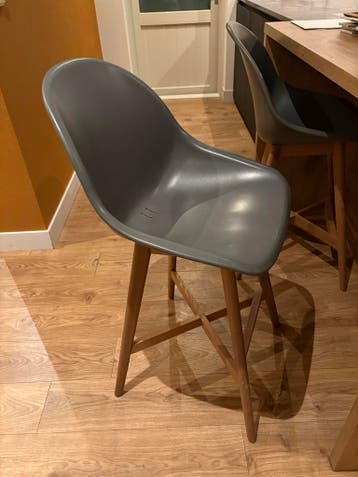 Twee barkrukken hout met kunststof