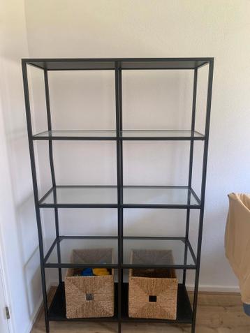 Metalen kast met glazen planken