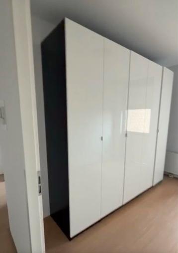 Ikea kast Witte hoogglans met donkerbruine zijkant