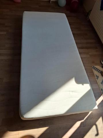 Matras (gratis) koudschuim 90x200 voor kinderbed.