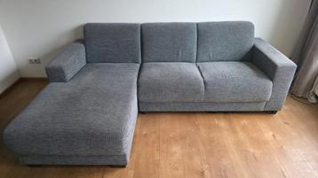 Grijze Leen Bakker bank Aberdeen met chaise longue links