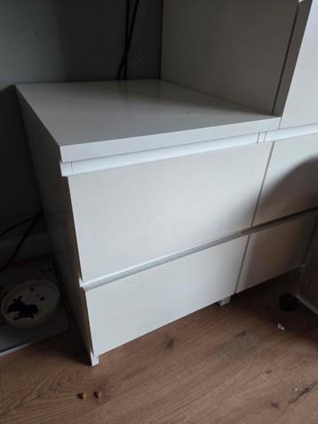 Wit nachtkastje met lichte gebruikssporen GRATIS