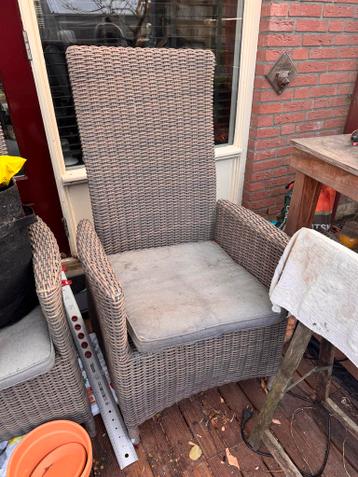 2 stoelen, 1 met schade