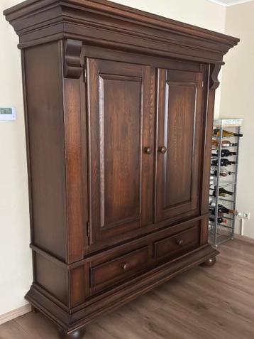 Eikenhouten kast met dichte deuren