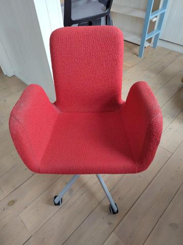 Rode bureaustoel met wieltjes